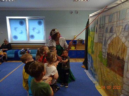 Grafika #6: Przedstawienie teatralne O rycerzu co księżniczkę ratowałcz. II