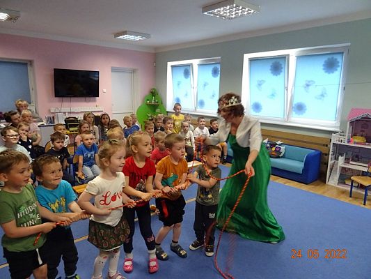 Grafika #7: Przedstawienie teatralne O rycerzu co księżniczkę ratowałcz. II