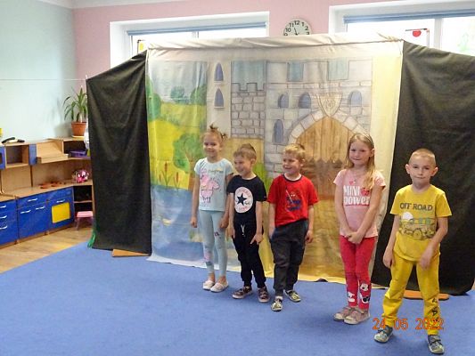 Grafika #8: Przedstawienie teatralne O rycerzu co księżniczkę ratowałcz. II