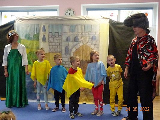 Grafika #9: Przedstawienie teatralne O rycerzu co księżniczkę ratowałcz. II