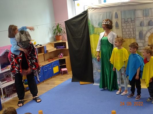 Grafika #10: Przedstawienie teatralne O rycerzu co księżniczkę ratowałcz. II