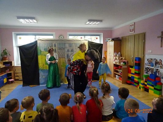 Grafika #11: Przedstawienie teatralne O rycerzu co księżniczkę ratowałcz. II