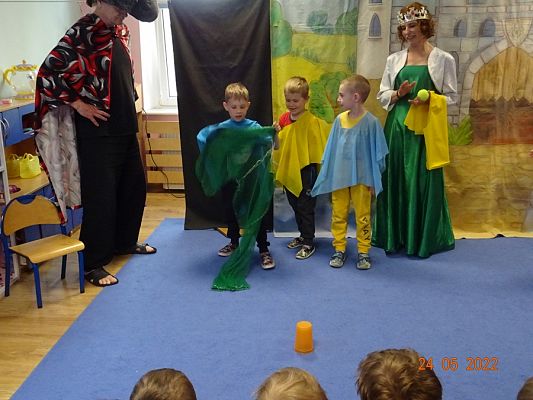 Grafika #12: Przedstawienie teatralne O rycerzu co księżniczkę ratowałcz. II