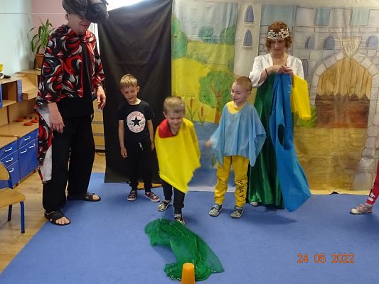 Grafika #13: Przedstawienie teatralne O rycerzu co księżniczkę ratowałcz. II