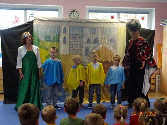 Grafika #18: Przedstawienie teatralne O rycerzu co księżniczkę ratowałcz. II