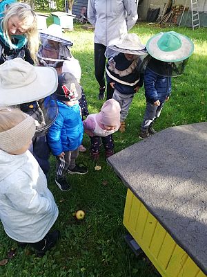 Grafika #4: Wyjście do pasieki cz. I