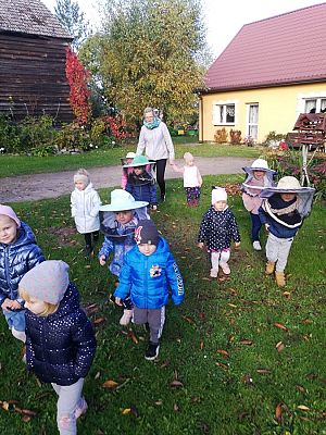 Grafika #6: Wyjście do pasieki cz. I