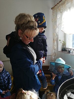 Grafika #9: Wyjście do pasieki cz. I