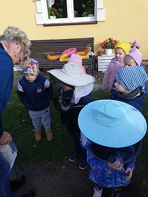 Grafika #11: Wyjście do pasieki cz. I