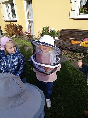 Grafika #14: Wyjście do pasieki cz. I