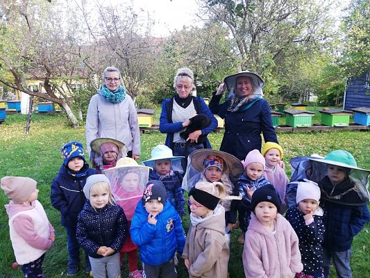 Grafika #15: Wyjście do pasieki cz. I