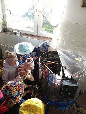 Grafika #0: Wyjście do pasieki cz. II