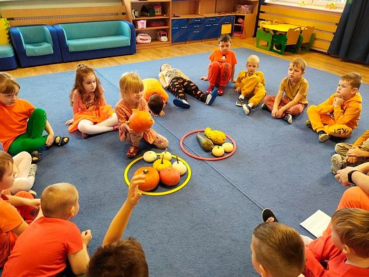 Grafika #11: Dzień Dyni gr. II Rybki cd.