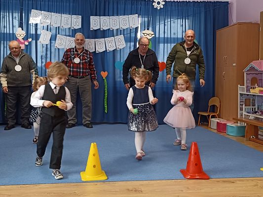 Grafika #24: Dzień Babci i Dziadka gr. I Motylki cz. I