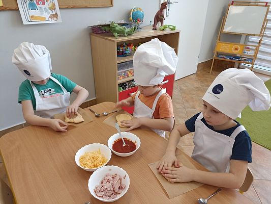 Grafika #2: Dzień Pizzy gr. III Sowy