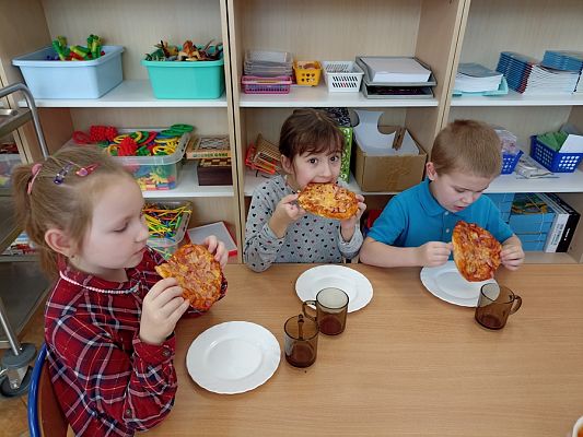 Grafika #15: Dzień Pizzy gr. III Sowy