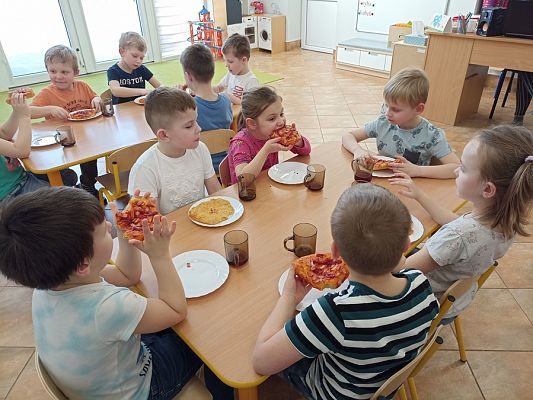 Grafika #16: Dzień Pizzy gr. III Sowy