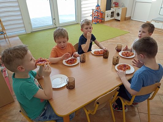 Grafika #17: Dzień Pizzy gr. III Sowy