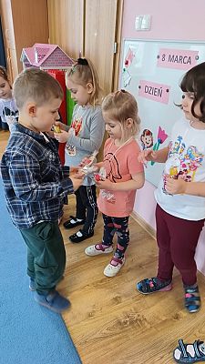 Grafika #1: Dzień Kobiet gr. II Rybki