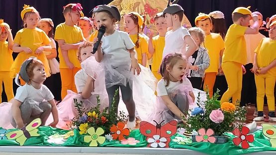 Grafika #0: Z jajkiem i zającem przedstawienie wielkanocne