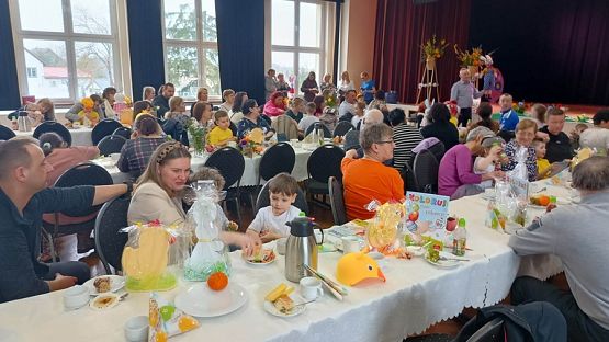 Grafika #1: Z jajkiem i zającem przedstawienie wielkanocne