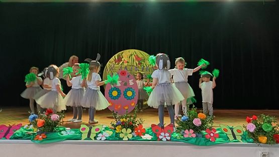 Grafika #2: Z jajkiem i zającem przedstawienie wielkanocne