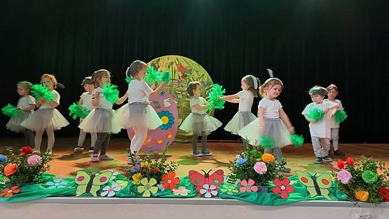 Grafika #3: Z jajkiem i zającem przedstawienie wielkanocne