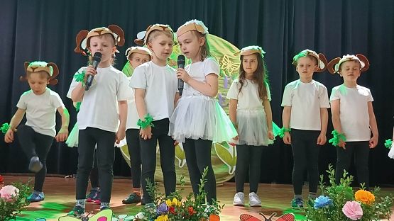 Grafika #4: Z jajkiem i zającem przedstawienie wielkanocne