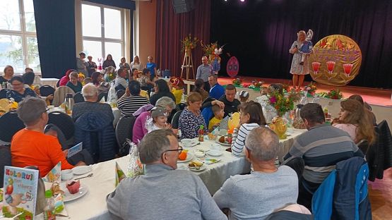 Grafika #5: Z jajkiem i zającem przedstawienie wielkanocne