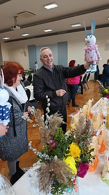 Grafika #6: Z jajkiem i zającem przedstawienie wielkanocne