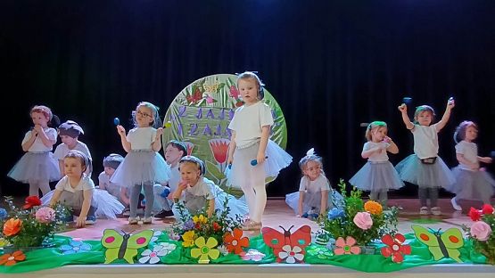 Grafika #7: Z jajkiem i zającem przedstawienie wielkanocne