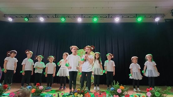 Grafika #8: Z jajkiem i zającem przedstawienie wielkanocne