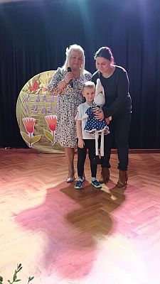 Grafika #9: Z jajkiem i zającem przedstawienie wielkanocne