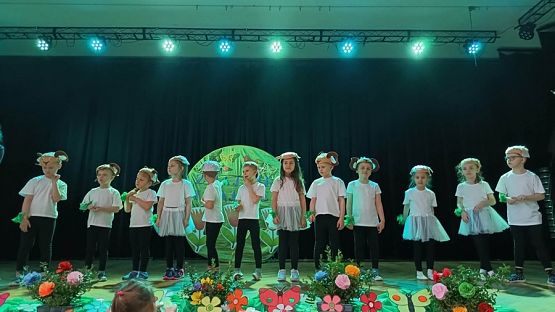 Grafika #10: Z jajkiem i zającem przedstawienie wielkanocne