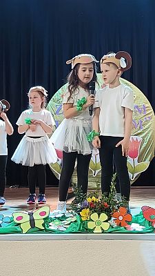 Grafika #11: Z jajkiem i zającem przedstawienie wielkanocne