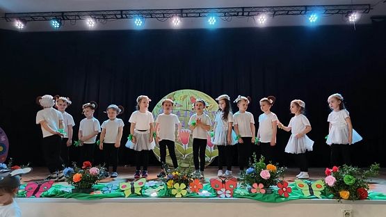 Grafika #12: Z jajkiem i zającem przedstawienie wielkanocne