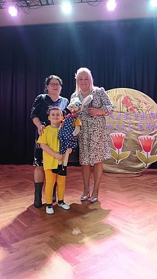 Grafika #13: Z jajkiem i zającem przedstawienie wielkanocne