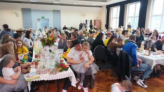 Grafika #15: Z jajkiem i zającem przedstawienie wielkanocne