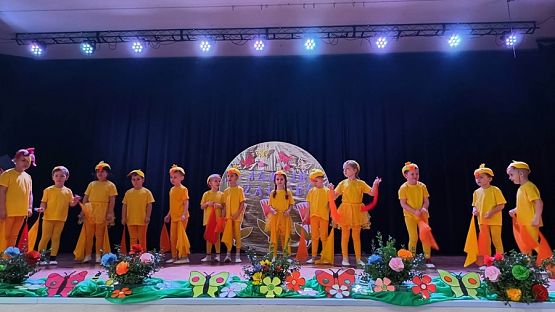 Grafika #16: Z jajkiem i zającem przedstawienie wielkanocne