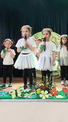 Grafika #18: Z jajkiem i zającem przedstawienie wielkanocne