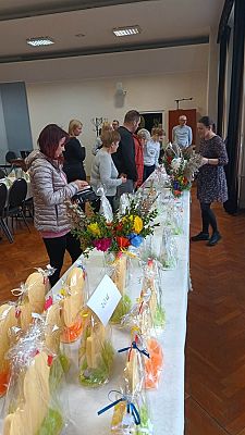 Grafika #19: Z jajkiem i zającem przedstawienie wielkanocne