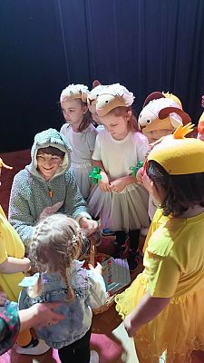 Grafika #20: Z jajkiem i zającem przedstawienie wielkanocne