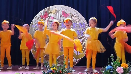 Grafika #21: Z jajkiem i zającem przedstawienie wielkanocne