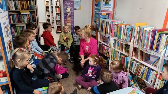 Grafika #7: Grupa II Rybki z wizytą w Bibliotece Publicznej Gminy Wicko