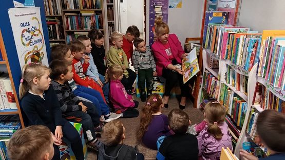 Grafika #10: Grupa II Rybki z wizytą w Bibliotece Publicznej Gminy Wicko