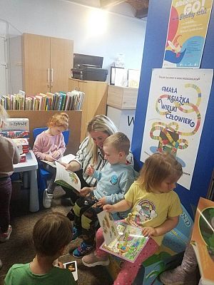 Grafika #7: Ogólnopolski Tydzień Bibliotek-Grupa Motylki w Bibliotece Publicznej w Wicku