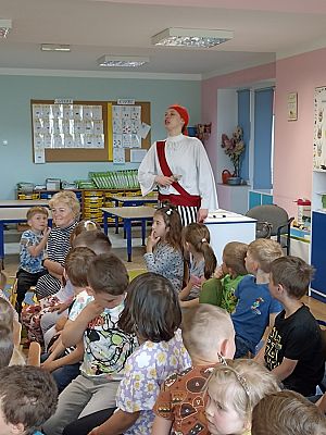 Grafika #1: Piraci i Wyspa Skarbów-teatrzyk w przedszkolu