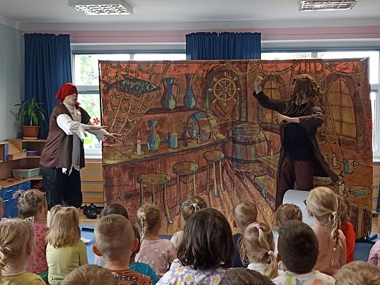 Grafika #8: Piraci i Wyspa Skarbów-teatrzyk w przedszkolu
