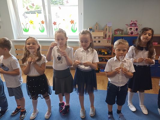 Grafika #4: Zakończenie roku szkolnego i pożegnanie 6-latków