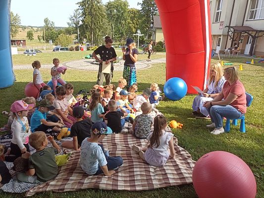 Grafika #0: Czytanie na polanie